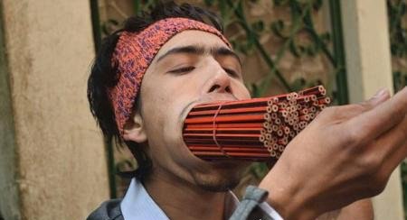 世界第一大嘴易主 男子口含138根铅笔破吉尼斯记录