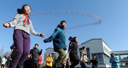 1分钟跳绳吉尼斯世界纪录被破 英国女孩成榜首(一分钟332次)