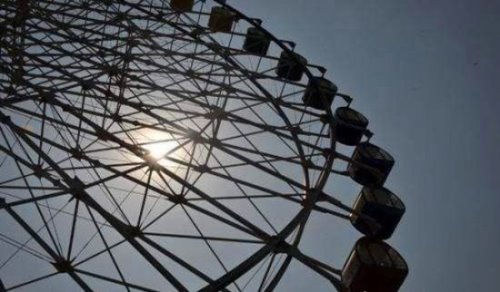 印度摩天轮翻覆 致10岁女孩死亡6人重伤(事发时操作员醉酒)