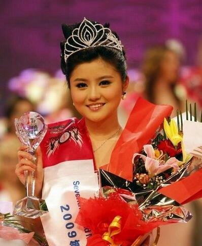 美女董事长艾如背景资料 父亲是某石油公司总裁(有钱有势有背景)