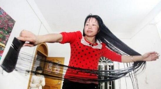 世界上头发最长的女人 谢秋萍靠6米长头发暴富