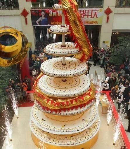 世界上最奇葩的蛋糕 巨型辣条蛋糕(用来500多斤辣条制成)
