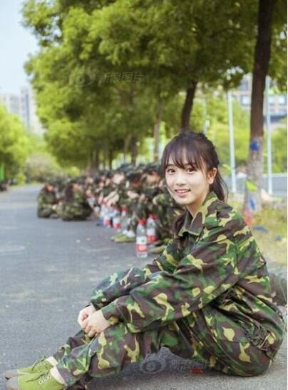 浙大军训女神蔡卓音 清纯甜美的形象受无数人追捧(组图)