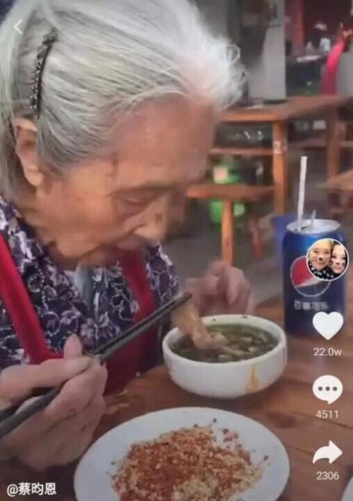 抖音98岁奶奶成网红 吃火锅喝白酒玩的真嗨(粉丝43万)