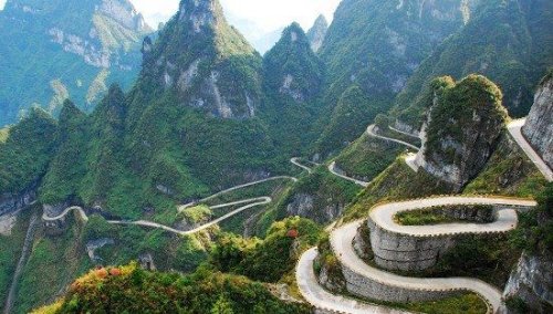 世界上最吓人的公路天门山盘山公路 180度急转弯此消彼长(通天大道)