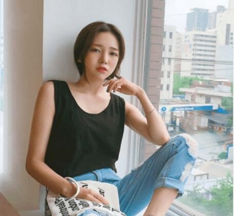 皮肤黑的人适合穿什么颜色的衣服 搭配得当能轻松hold住任何颜色