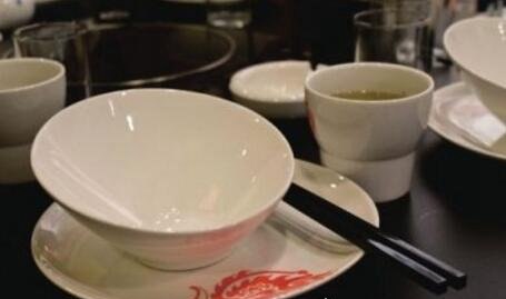 在餐馆就餐时用开水烫下碗筷能起到什么作用 心理安慰(6.11蚂蚁庄园答案)