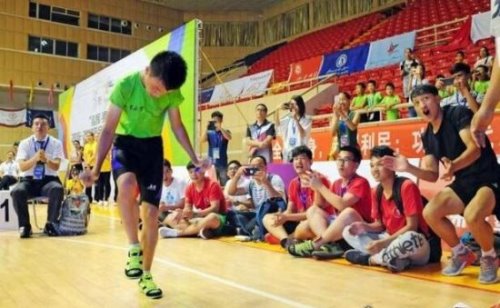 最多人同时跳绳吉尼斯纪录 中国学生上百人跳绳视频惊呆外国网友
