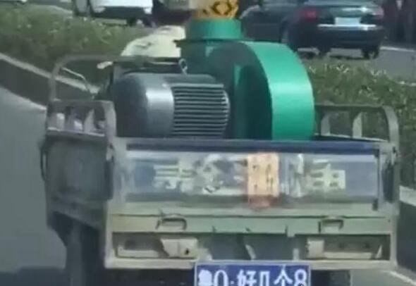 山东现最牛车牌“好几个8” 网编报警电话让人笑喷