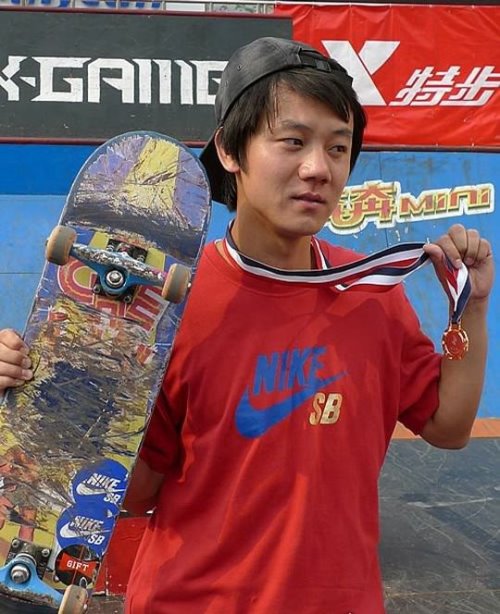 世界上玩滑板最快的人 时速130公里打破吉尼斯世界纪录