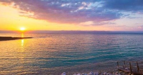 世界上海拔最低的湖泊 可躺在湖面上读报纸(死海)