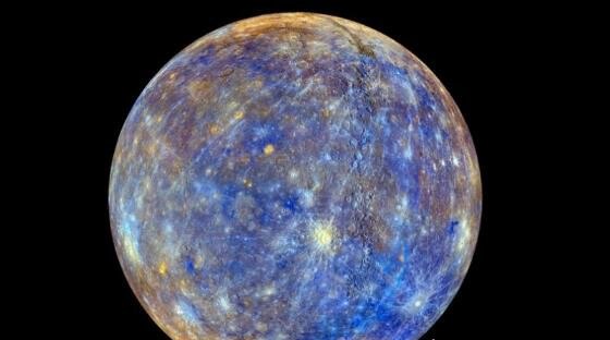 离太阳最近的行星是水星 它的体积大概只有地球的十八分之一