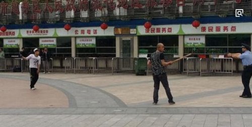广州火车站砍人事件处置细节 民警十秒赶到果断开两枪将凶徒制服