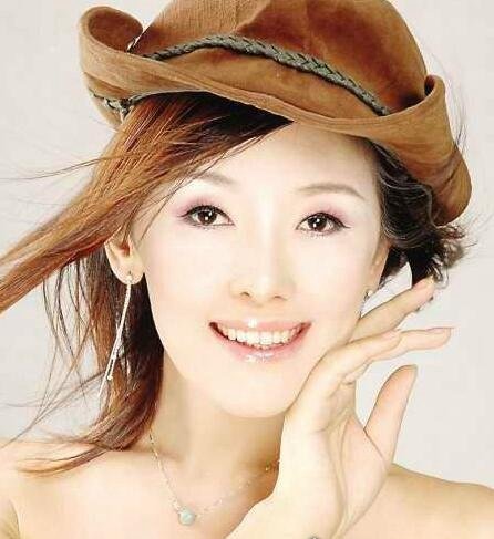 中国最美变性人 变性后的陈莉莉温柔妩媚比女人还要女人