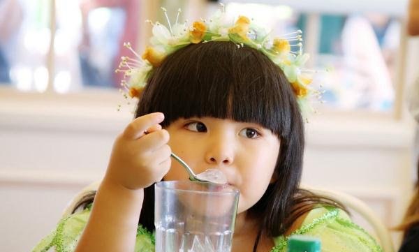 李湘的女儿王诗龄每月花费几十万 直呼快养不起了(各种名牌加身)