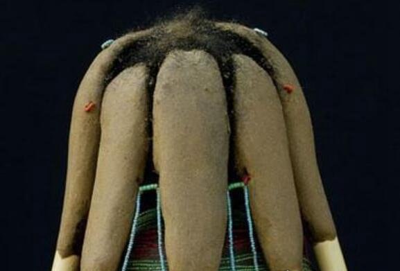 世界上最脏的女人 她们以脏为美一生都不洗澡(用牛粪当饰品)