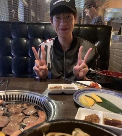 王源翻栏杆被拍 作出道歉回应(真相：被狗仔逼入死胡同)