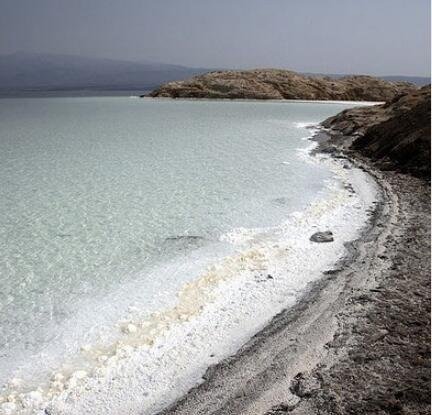 世界上最咸的湖 阿萨尔湖水比死海还咸(含盐量是海水10倍多)