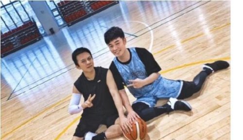 邓超曝陈赫体重有218斤 陈赫晒两人打篮球照片回怼邓超年纪