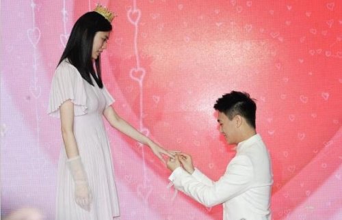 何猷君怎么读音 he you jun(是赌王何鸿燊和四太梁安琪之子)