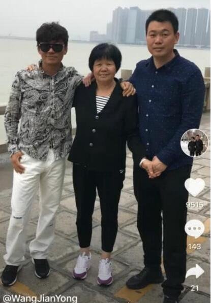 王宝强妈妈去世 送殡现场宝强哭成泪人(马蓉带女儿春风满面)