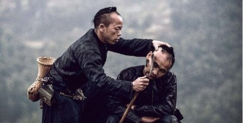 中国最后一个枪手部落 岜沙苗寨随着佩戴火枪(公安特别批准)