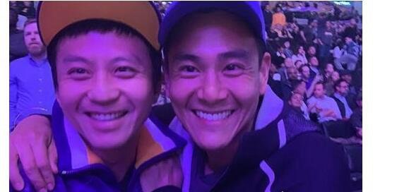 邓超彭于晏看球合照 两人表情搞怪(邓超调侃彭于晏法令纹)