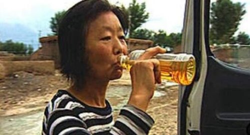 世界十大奇葩异食癖患者 现实版吃土少女喝汽油