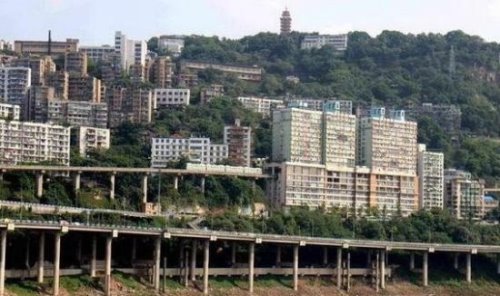 中国最大的山城是重庆 总面积有8.24万平方千米(依山而建的城市)