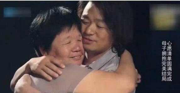 王宝强妈妈去世 送殡现场宝强哭成泪人(马蓉带女儿春风满面)