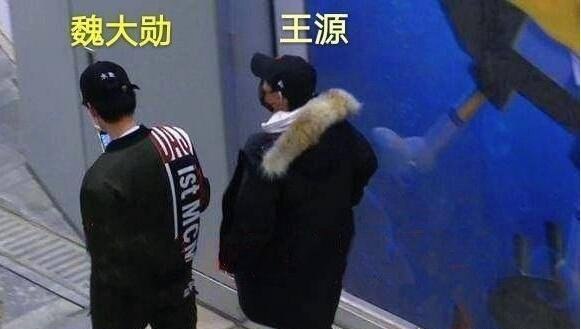 王源翻栏杆被拍 作出道歉回应(真相：被狗仔逼入死胡同)