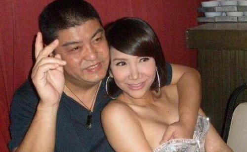 云南摸奶节习俗 大街上美女奶子可以随便摸
