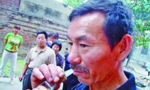 世界十大奇葩异食癖患者 现实版吃土少女喝汽油