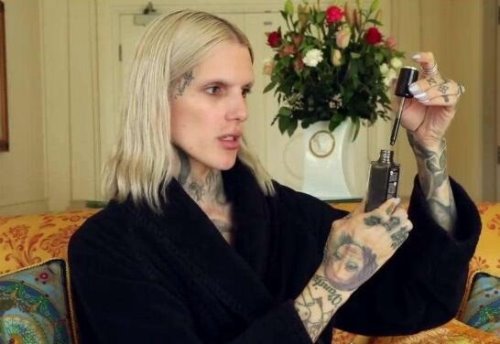 美妆博主Jeffree Star的励志故事 高中自残伤疤遍及全身