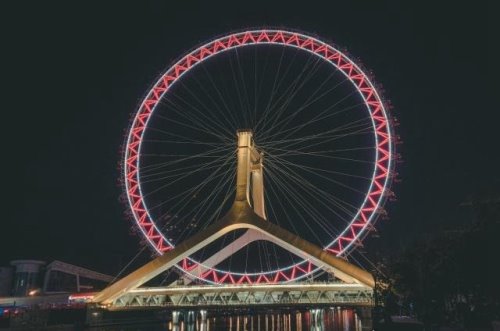 世界上唯一一个桥上摩天轮 天津之眼(直径110米/可座384人)
