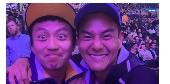 邓超彭于晏看球合照 两人表情搞怪(邓超调侃彭于晏法令纹)