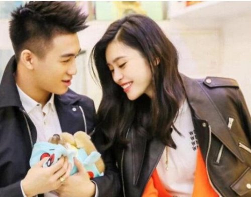 何猷君被曝求婚奚梦瑶 包下层楼玫瑰9万朵布置求婚现场