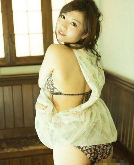 性感的汽车皇后黑田万结花 G奶泳装照写真让人喷鼻血