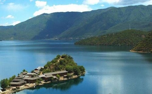 泸沽湖在哪里 是四川与云南的界湖(也是中国第三大深水湖泊)