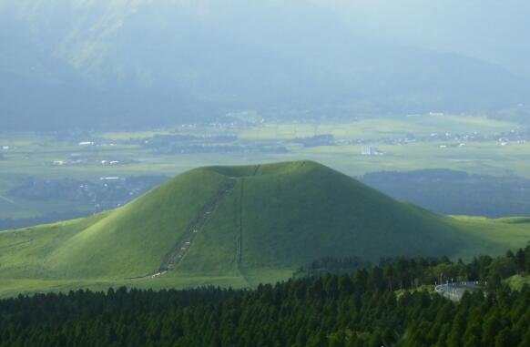 世界上最大的火山口 日本阿苏山火山(周长114公里)