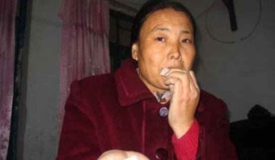 世界十大奇葩异食癖患者 现实版吃土少女喝汽油