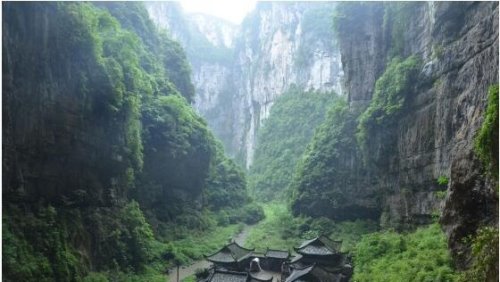 中国最大的山城是重庆 总面积有8.24万平方千米(依山而建的城市)