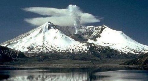 美国最危险的活火山 圣海伦斯火山(曾将山头削去300米)