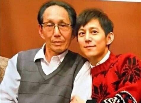 何炅一家三口照片2016 何炅/哥哥/父亲简直是一个模子刻出来的