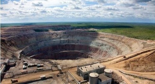 世界上最大的钻石坑 和平钻石矿直径1200米会吞噬直升机