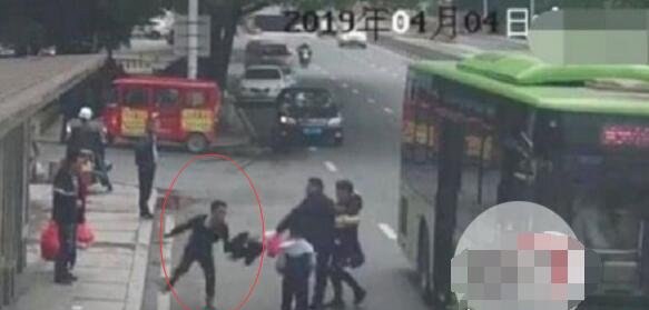 偷女警手机的后果 追几条街将"小偷"当场制服(图)
