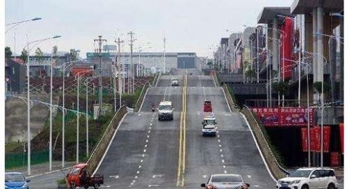 中国最大的山城是重庆 总面积有8.24万平方千米(依山而建的城市)