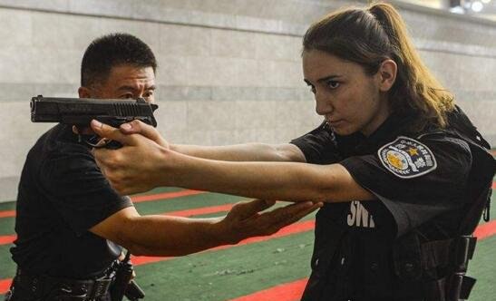新疆最美女特警走红 迪丽热巴·牙合甫惊滟照片