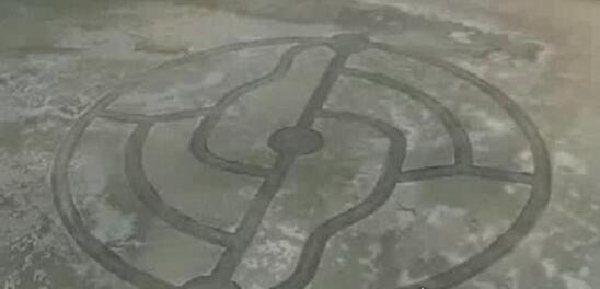 青海德令哈外星人遗址铁管 不属于地球的神秘怪圈