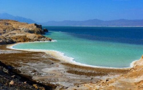 世界上最咸的湖 阿萨尔湖水比死海还咸(含盐量是海水10倍多)